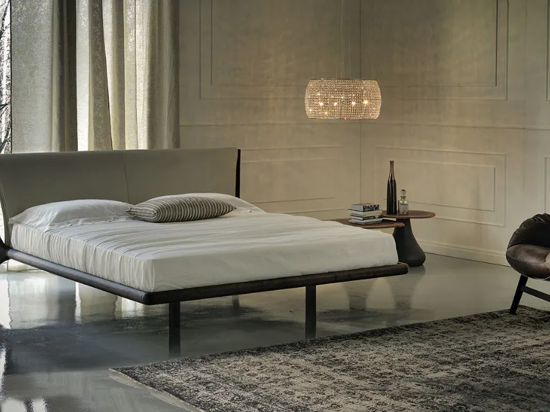 Letto matrimoniale in legno massello con testiera in pelle o similpelle Nelson di Cattelan