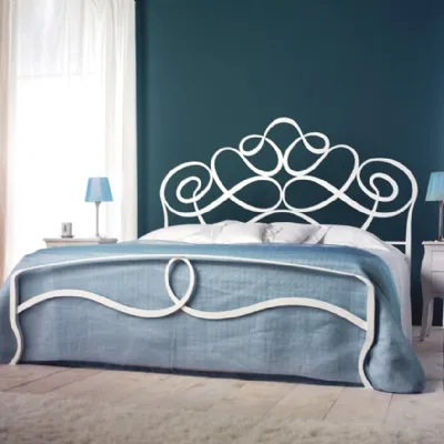 Letto in ferro battuto con piedini Arabesco�Cosatto�a prezzo ribassato