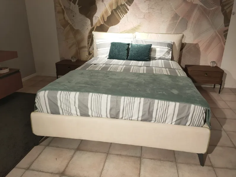 Letto imbottito modello Arty di Samoa scontato 50%
