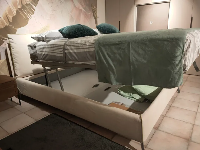 Letto imbottito modello Arty di Samoa scontato 50%