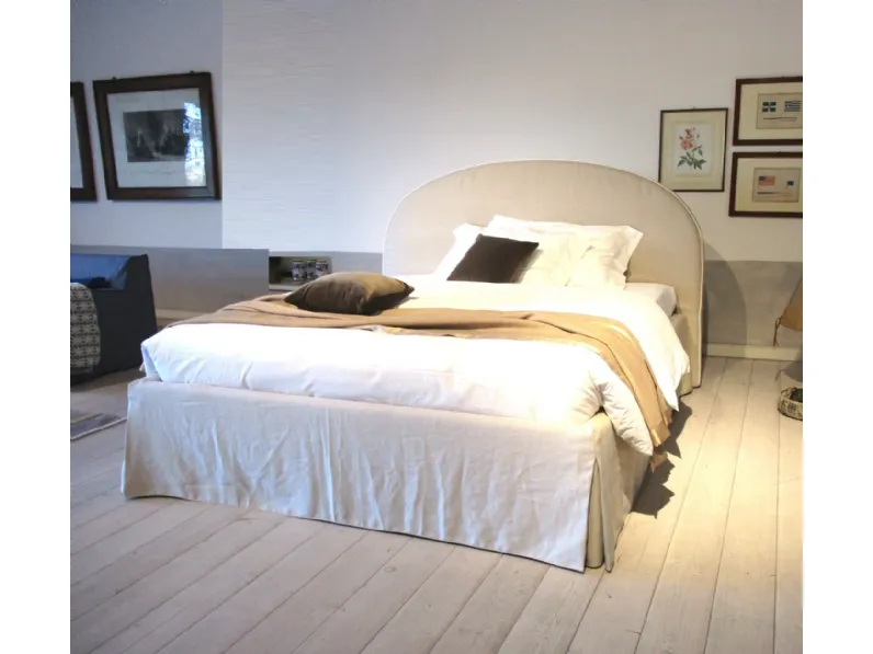 Letto imbottito modello Bold di Gervasoni scontato 31%