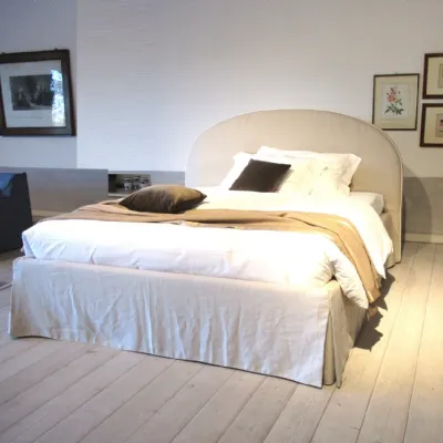 Letto imbottito modello Bold di Gervasoni scontato 31%