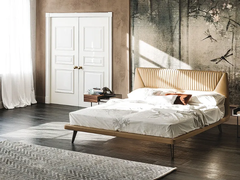 Letto matrimoniale Amadeus con gambe in legno prezioso.