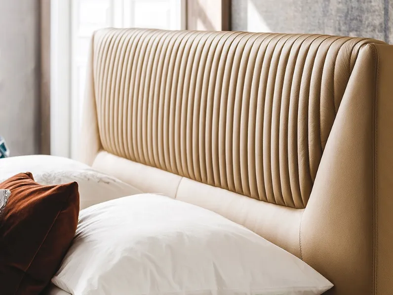 Letto matrimoniale Amadeus con gambe in legno prezioso.