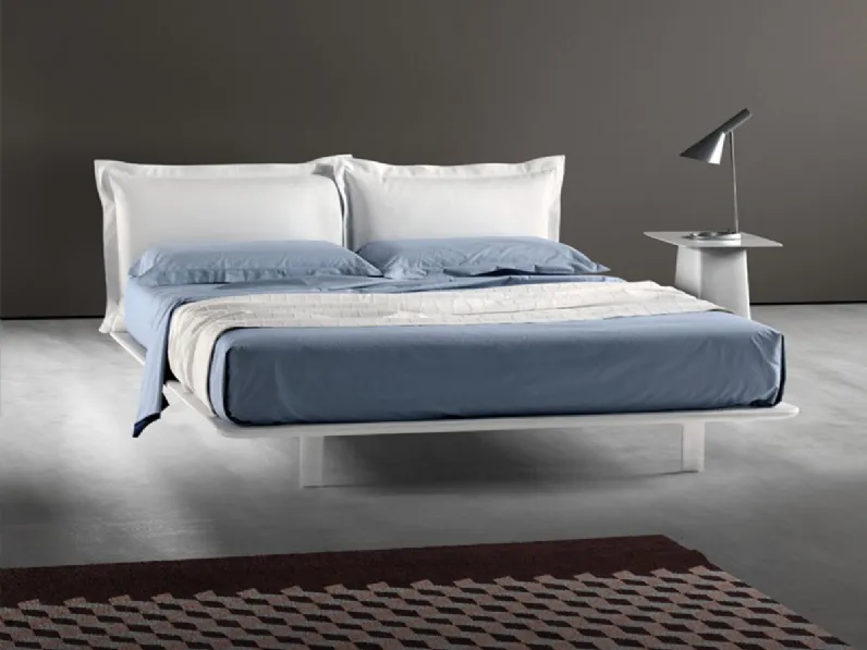 Letto design con gambe Deep Samoa a prezzo ribassato