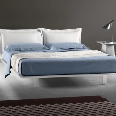 Letto design con gambe Deep Samoa a prezzo ribassato