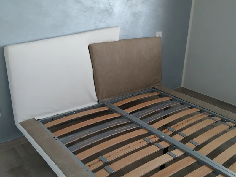 Letto design con gambe Meeting Presotto a prezzo scontato