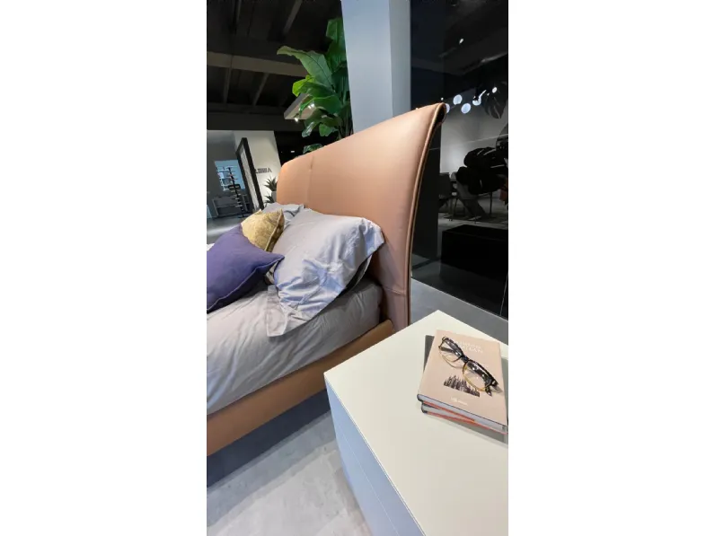 Letto design con gambe Sail Twils a prezzo ribassato