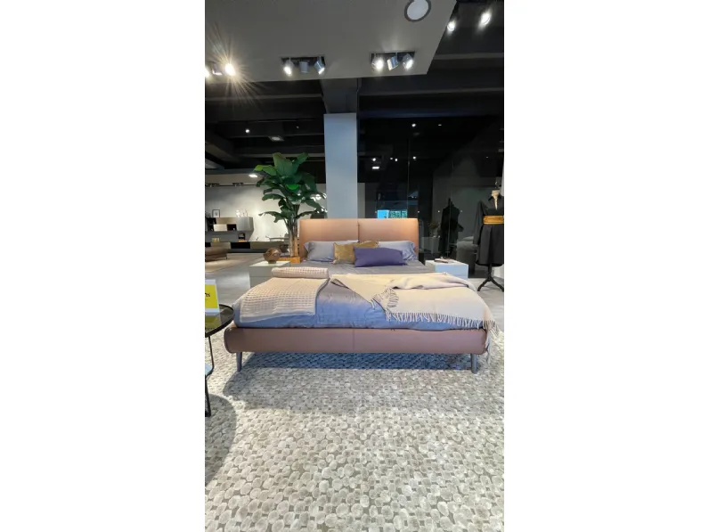 Letto design con gambe Sail Twils a prezzo ribassato