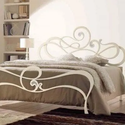 Letto design con giroletto Amanda Vittoria orlandi s.r.l. a prezzo ribassato