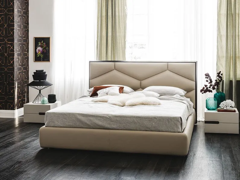 Letto design con giroletto Edward Cattelan a prezzo scontato