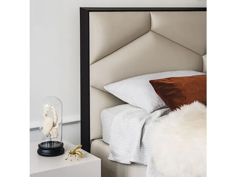 Letto design con giroletto Edward Cattelan a prezzo scontato