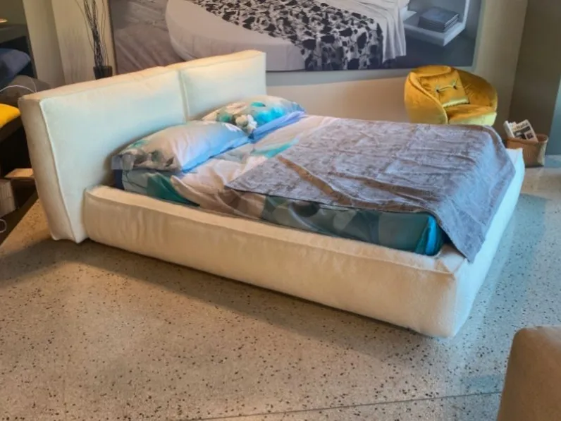 Letto design con giroletto Letto piuma maxi pronta consegna  Md work a prezzo ribassato