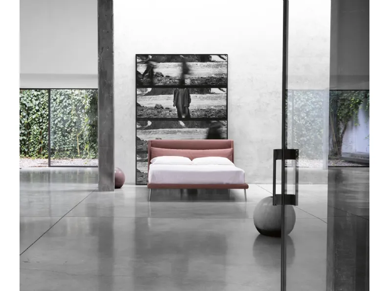 Letto design con piedini Eddie Noctis a prezzo ribassato