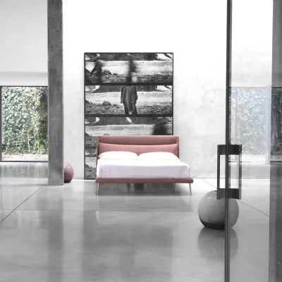 Letto design con piedini Eddie Noctis a prezzo ribassato