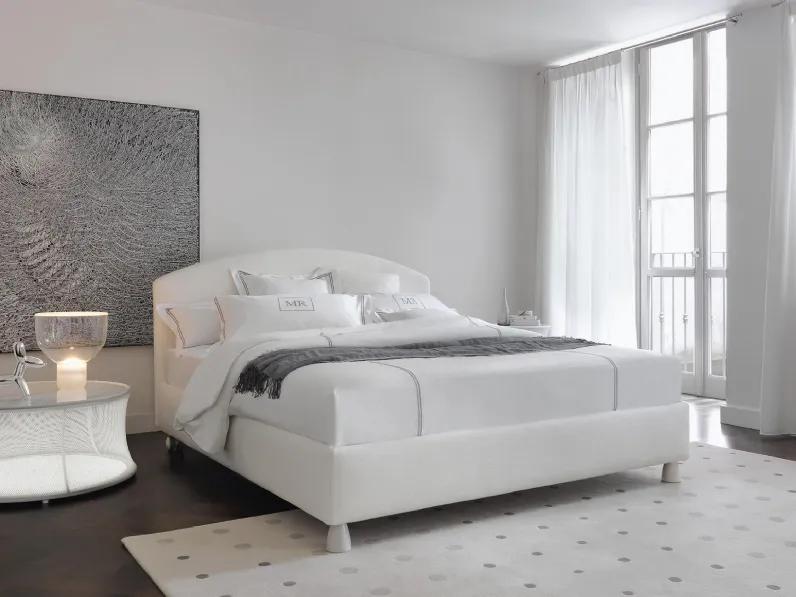 Scopri il Letto Magnolia di Flou, scontato! Design moderno ed elegante.