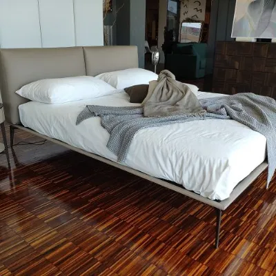 Letto design con gambe Papillon Alivar a prezzo scontato