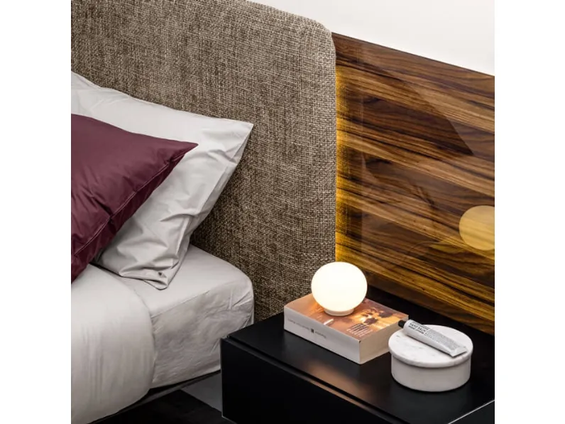 Letto imbottito con piedini Steel free_bed Lago a prezzo scontato