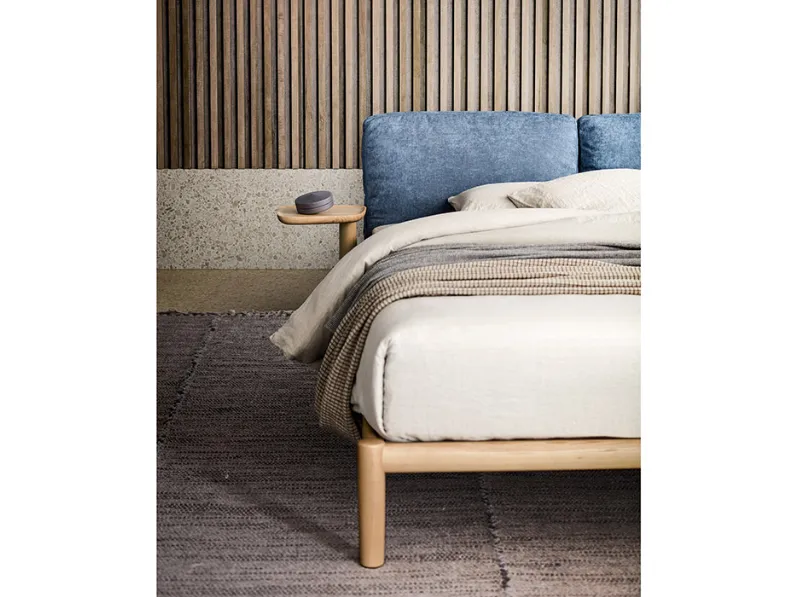 Letto design con piedini Dioniso Pianca a prezzo ribassato