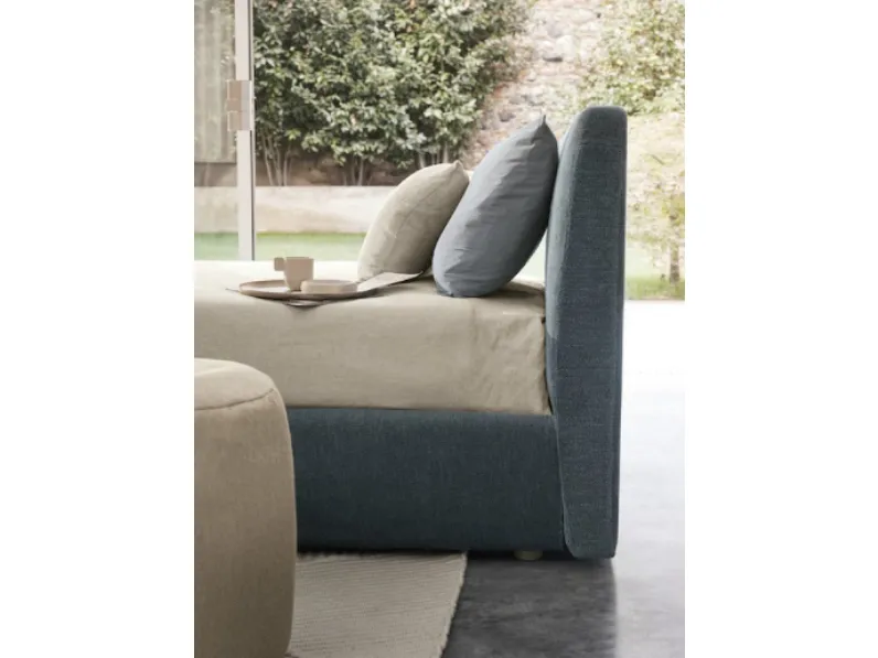 Letto design con piedini Feel Bolzan a prezzo scontato