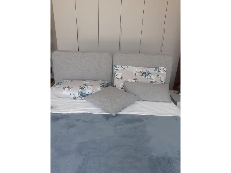 Letto design con piedini Feel Bolzan a prezzo scontato