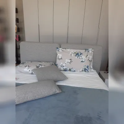 Letto design con piedini Feel Bolzan a prezzo scontato