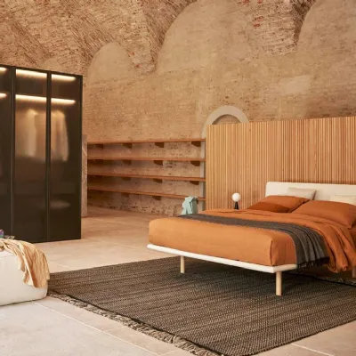 Letto imbottito con piedini FiloPiancaa prezzo ribassato