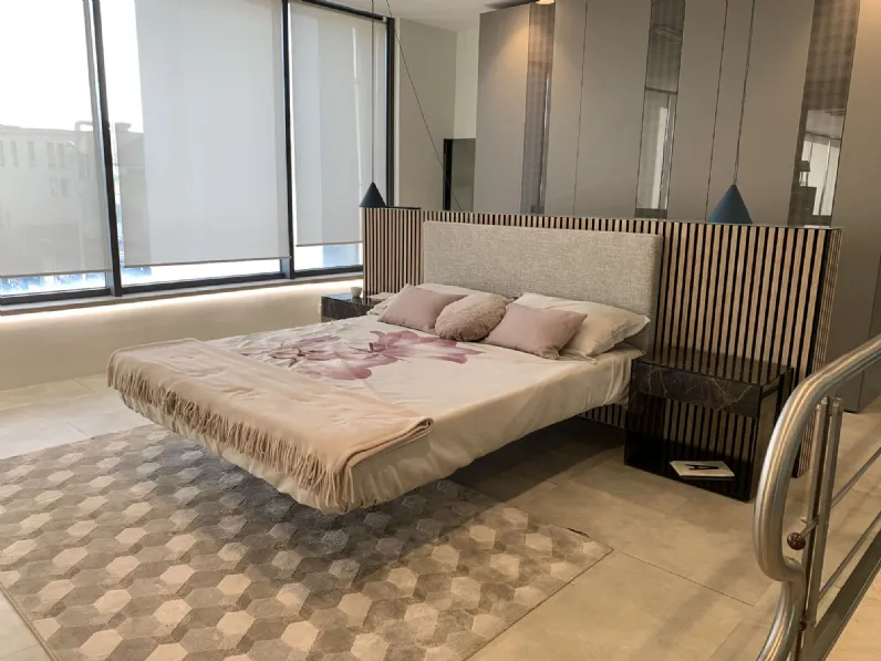 Letto matrimoniale con piedini Fluttua a prezzo riservato 