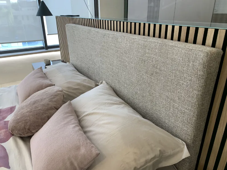 Letto matrimoniale con piedini Fluttua a prezzo riservato 