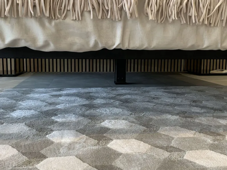 Letto matrimoniale con piedini Fluttua a prezzo riservato 