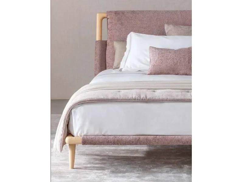 Scopri il Letto Gaud di Flou con uno sconto del 20%! Un design unico in legno per una camera da letto da sogno.