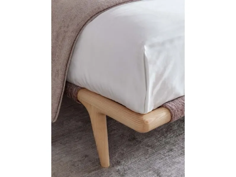 Scopri il Letto Gaud di Flou con uno sconto del 20%! Un design unico in legno per una camera da letto da sogno.