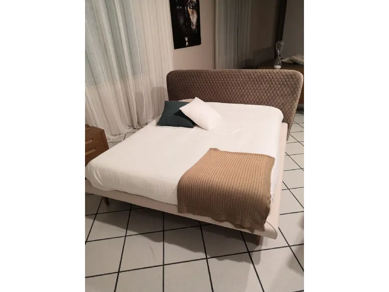 Letto imbottito con gambe CorolleBolzana prezzo ribassato