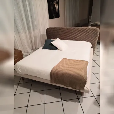 Letto imbottito con gambe CorolleBolzana prezzo ribassato