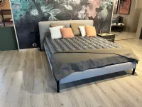 Letto imbottito con gambe FlagBolzana prezzo ribassato