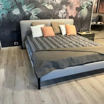 Letto imbottito con gambe FlagBolzana prezzo ribassato