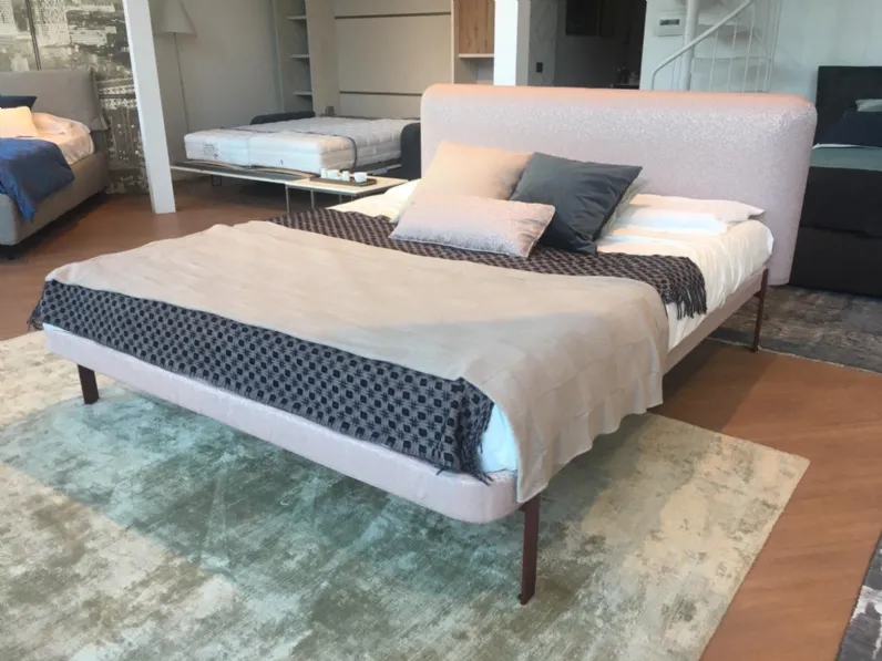 Letto imbottito con gambe Joy�Bolzan�a prezzo scontato