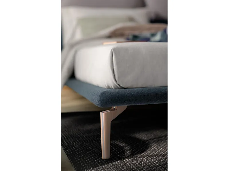 Letto imbottito con gambe Thaiti Novaluna a prezzo scontato