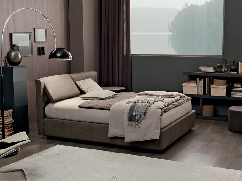 Letto imbottito con giroletto e cuscini reclianbili Loft�di V&nice�a prezzo scontato