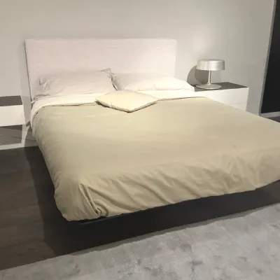 Letto imbottito con giroletto Fluttua�Lago�a prezzo ribassato