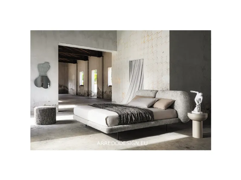 Letto imbottito con piedini Vogue�Veneran�a prezzo scontato