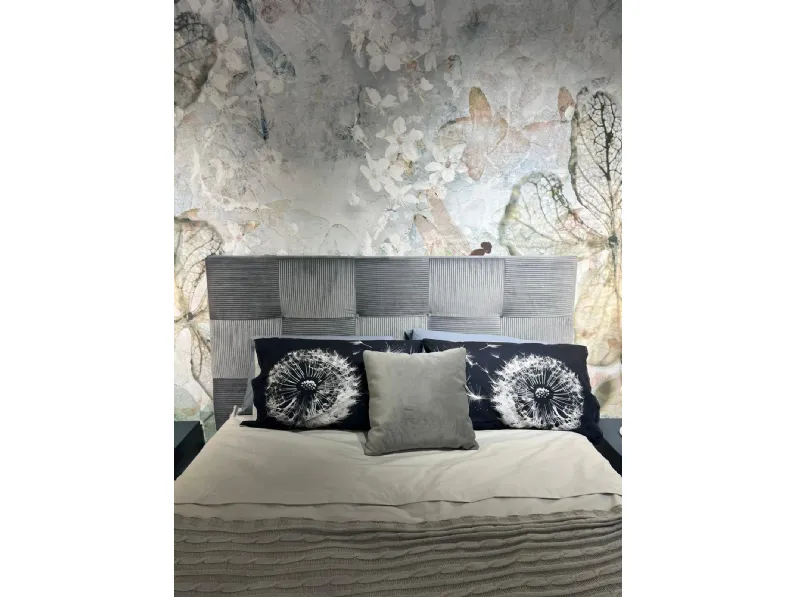 Letto imbottito modello Feniglia di Nefi scontato 40%