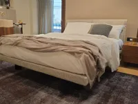 Letto design con piedini Honey Molteni & c a prezzo ribassato
