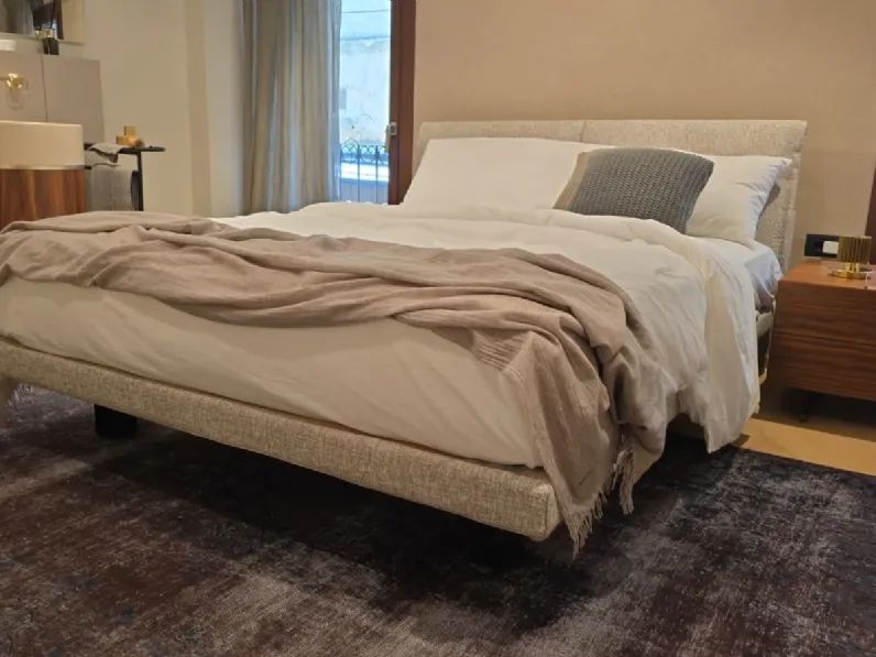 Letto design con piedini Honey Molteni & c a prezzo ribassato