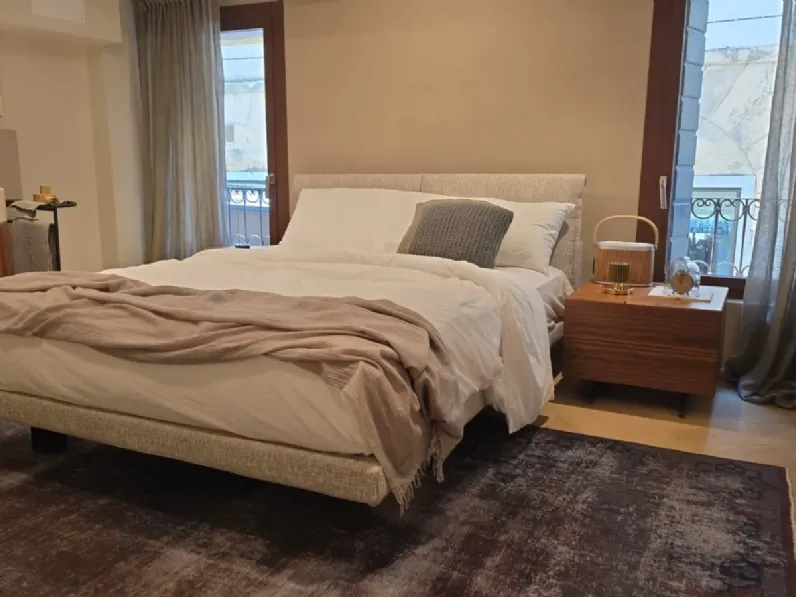Letto design con piedini Honey Molteni & c a prezzo ribassato