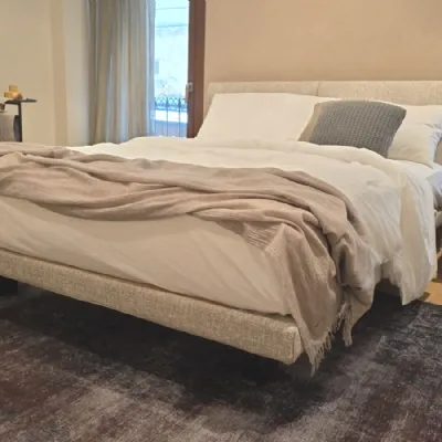 Letto design con piedini Honey Molteni & c a prezzo ribassato