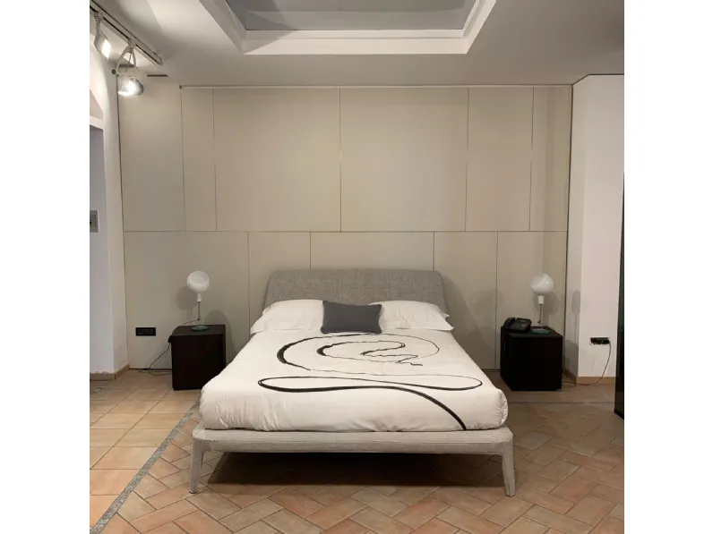 Letto imbottito modello Kelly di Poliform scontato 35%