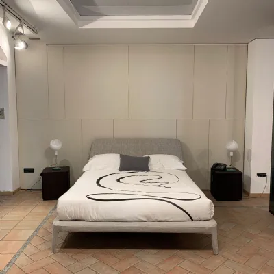 Letto imbottito modello Kelly di Poliform scontato 35%