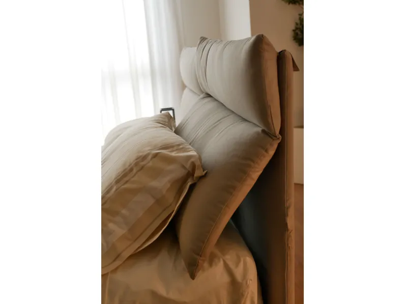 Letto imbottito modello Plio di Oggioni scontato 7%