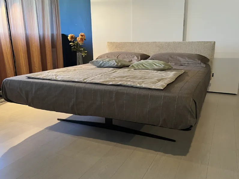 Letto imbottito modello Steel 180x200 di Lago scontato 35%